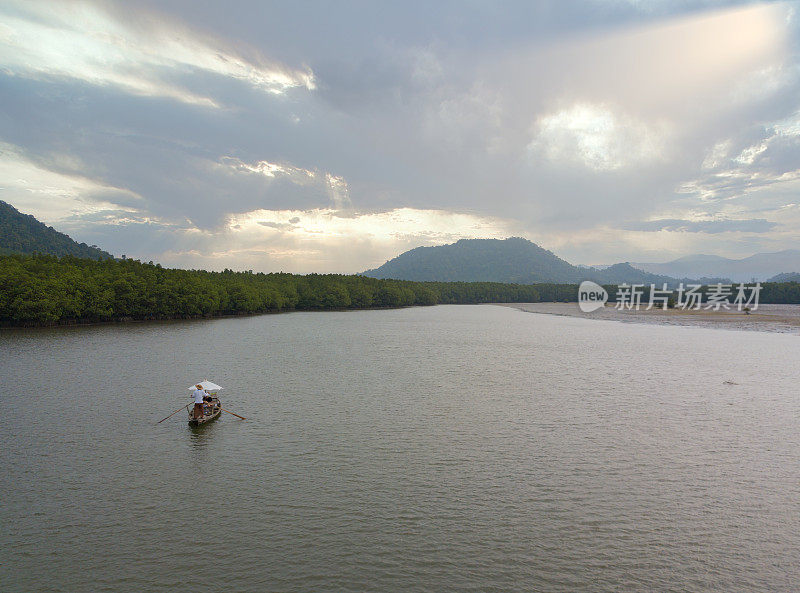 古老的划艇沿着红树林在晚上在Koh Chang，泰国的传统省